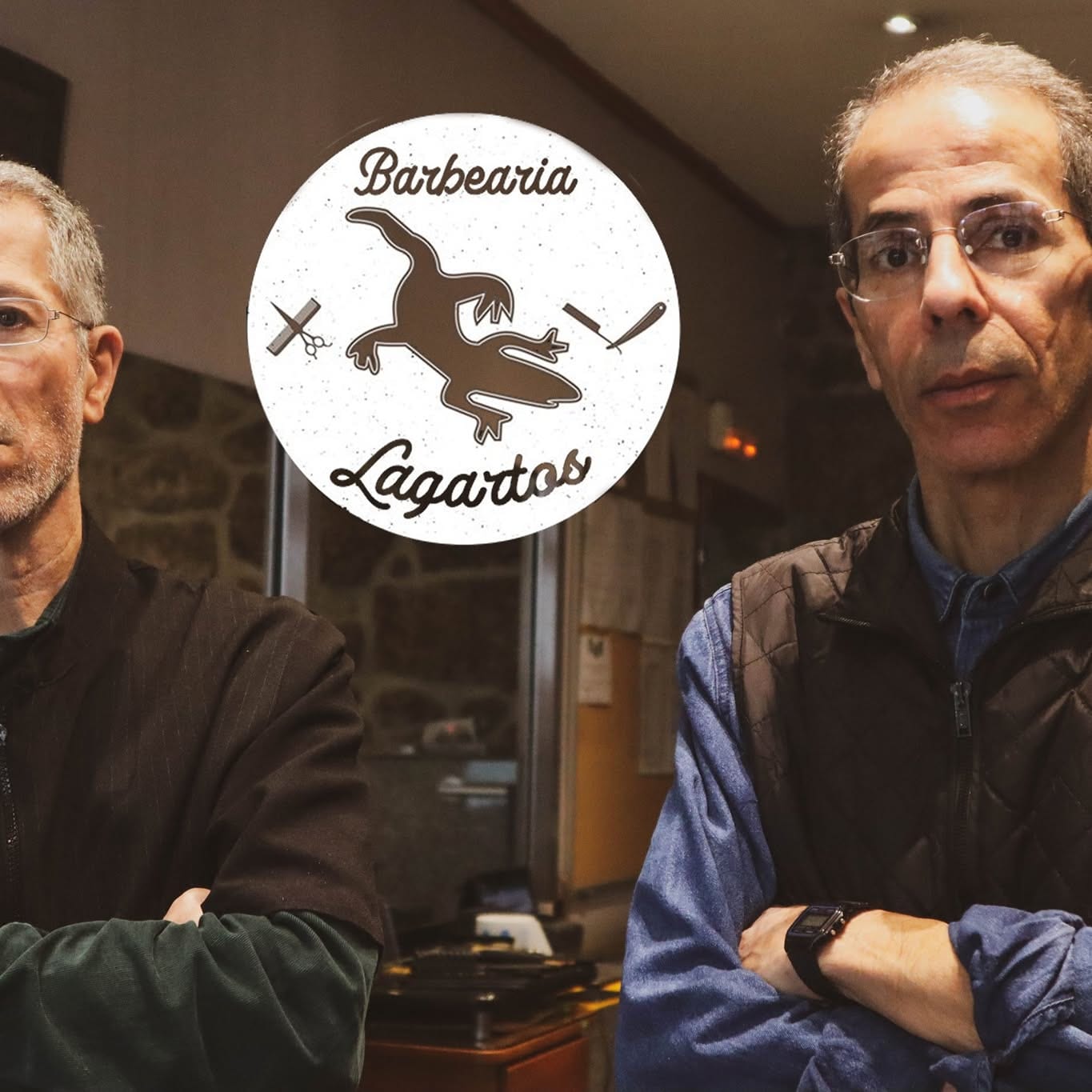 Os dois irmãos da Barbearia Lagartos no salão, com o emblema da casa ao centro